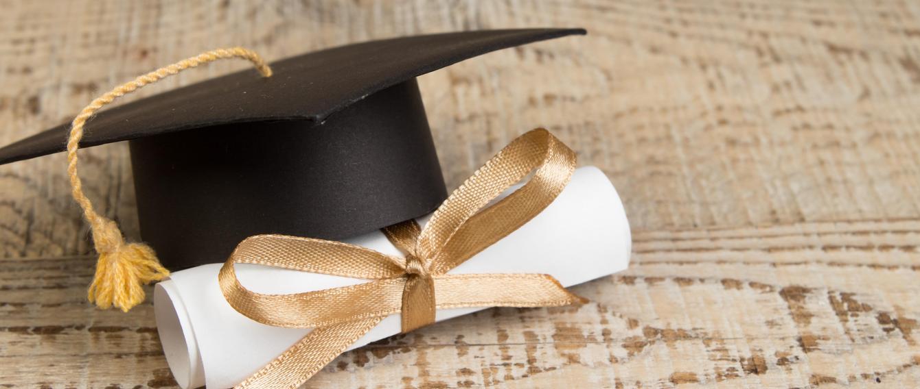 cappello e pergamena di laurea